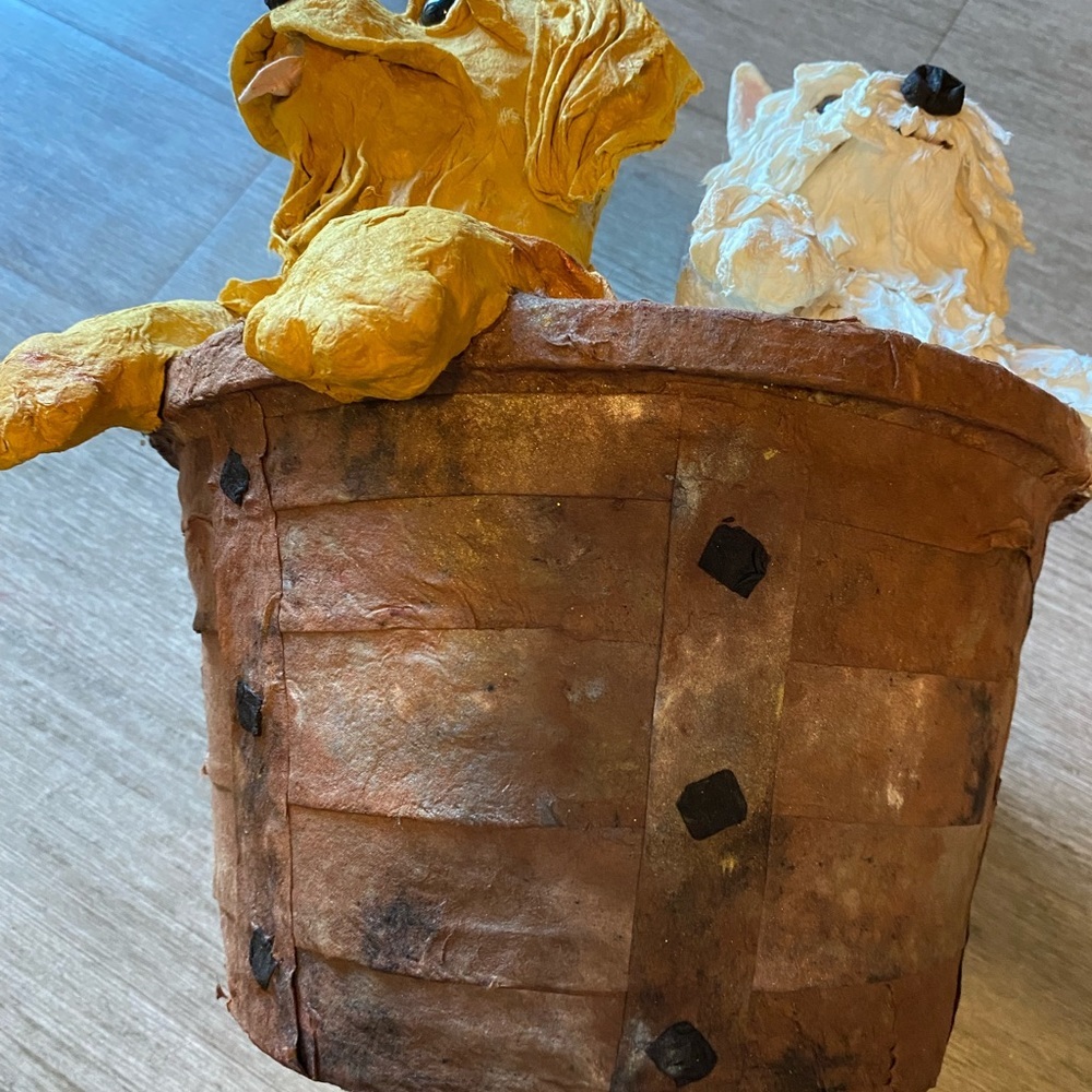 papier-mâché dogs in a papier-mâché basket artist signed. Purchased in a Gallery - Picture 11 of 16